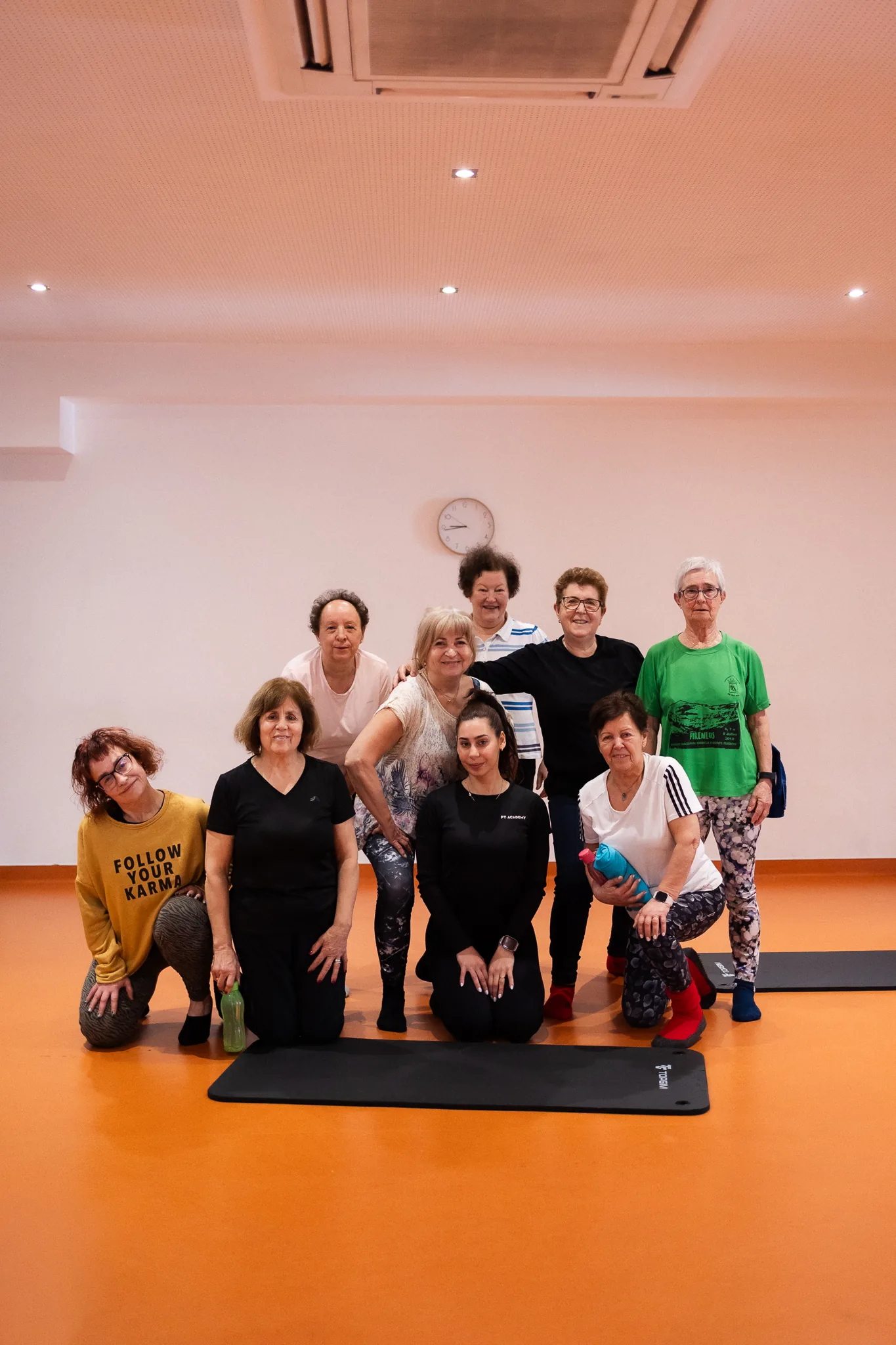 Turma de aulas de grupo na PT Academy