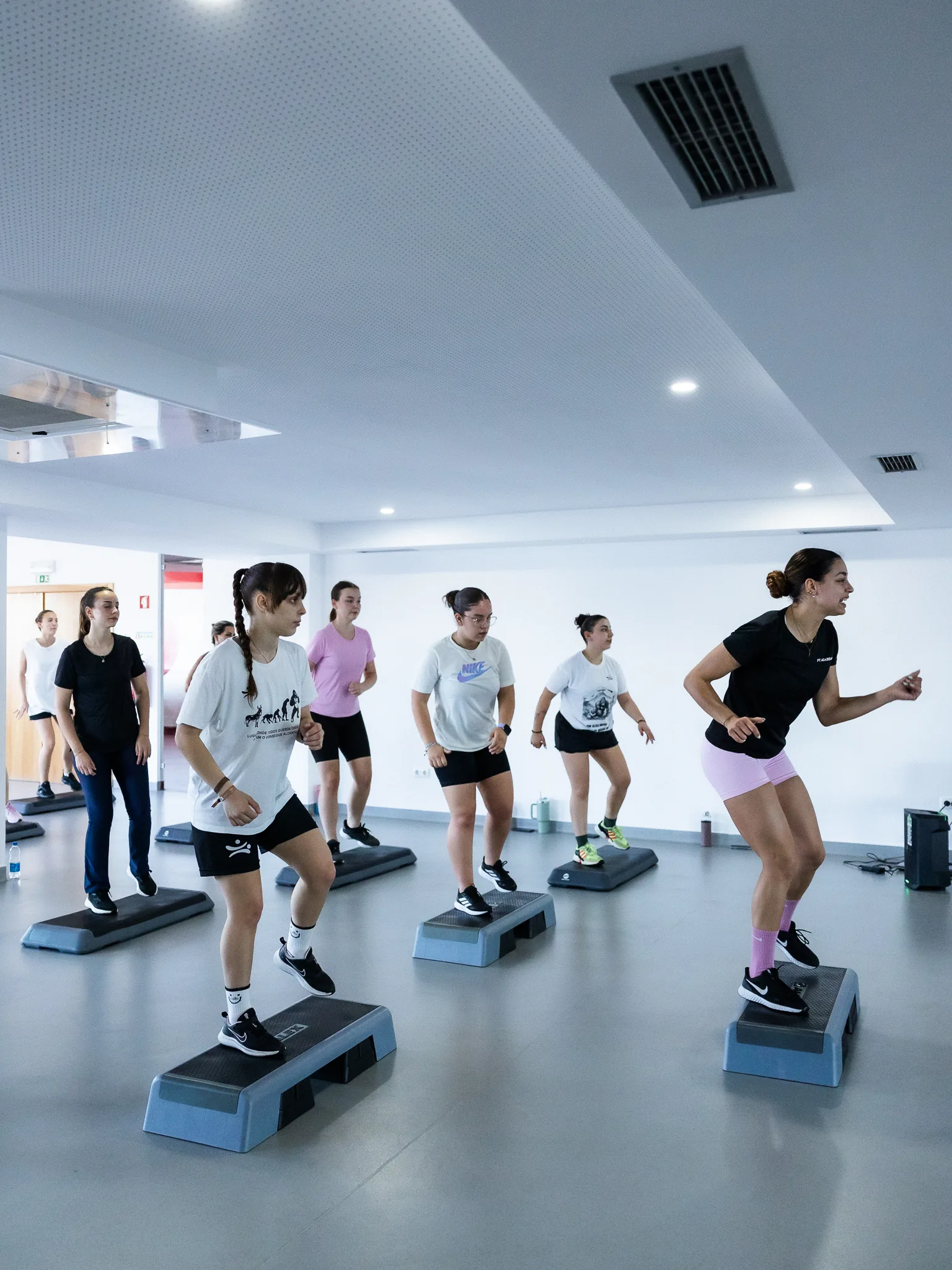 Turma numa aula de step latino na PT Fitness Academy